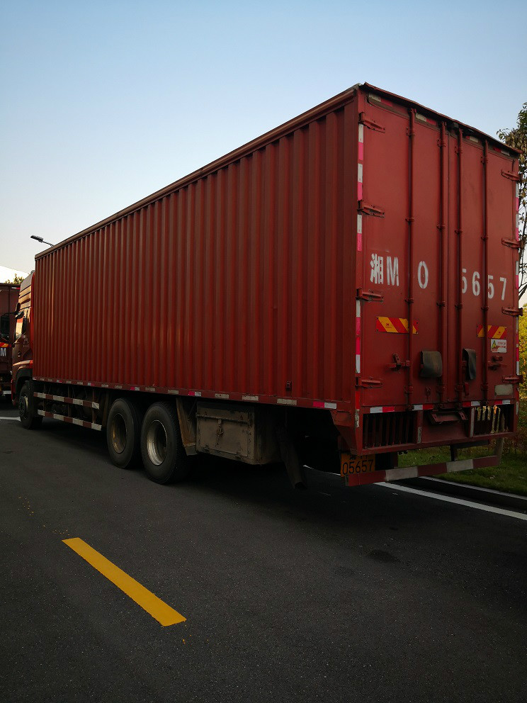 湘m05657东风牌 dfl5250xxyax9重型厢式货车交易公告