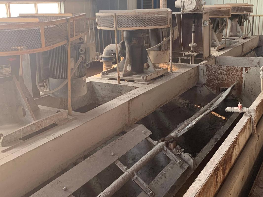湖南有色金沙萤石有限公司位于桂阳县黄沙坪街道工人1村的房屋建（构）筑物及其他辅助设施、设备等资产整体转让