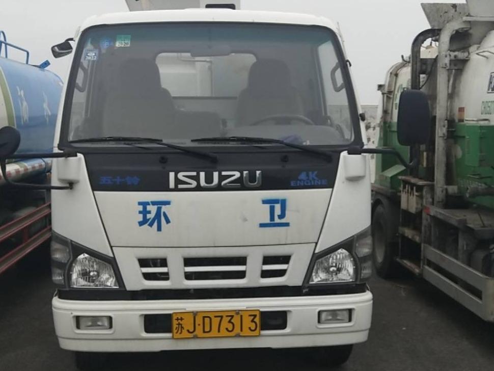 2台餐厨垃圾车（苏JV3233和苏JD7313）