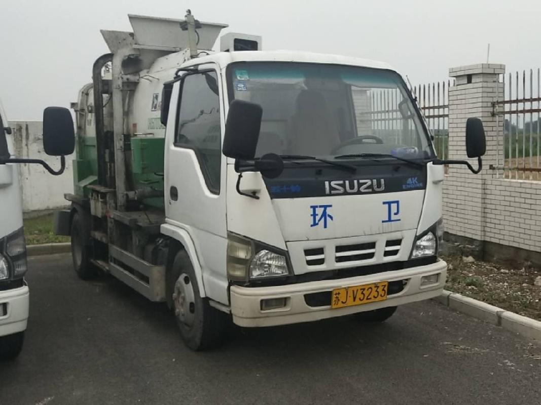 2台餐厨垃圾车（苏JV3233和苏JD7313）