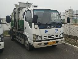 2台餐厨垃圾车（苏JV3233和苏JD7313）