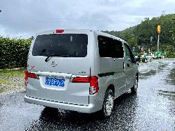 日产牌手动豪华标准5MT7座小型普通客车一台