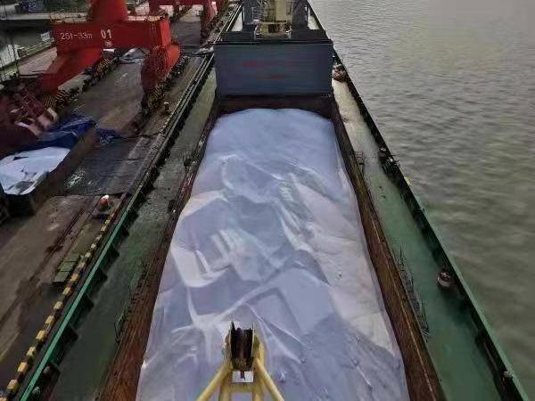 一艘载重吨11402.7吨的无限航区杂货船“蓝帝5”轮
