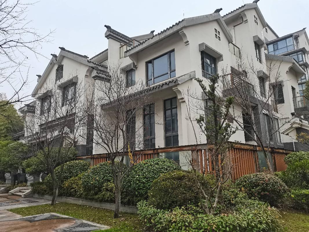 南京市栖霞区环陵路99号10幢102室（含2个车位，车位号：104、107）房产转让公告