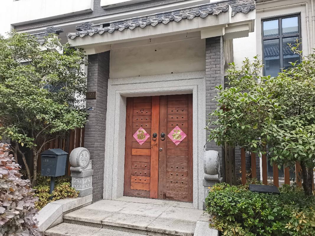 南京市栖霞区环陵路99号10幢102室（含2个车位，车位号：104、107）房产转让公告