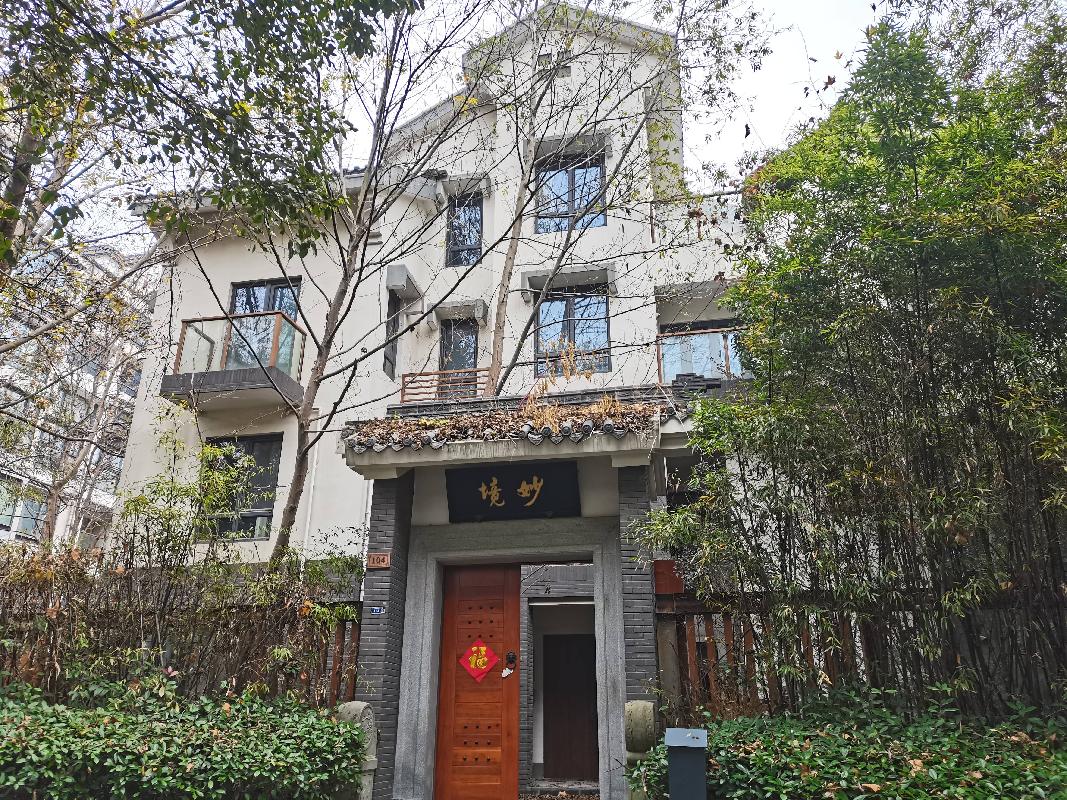 南京市栖霞区环陵路99号10幢104室（含2个车位，车位号：110、111）房产转让公告