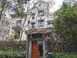 南京市栖霞区环陵路99号10幢104室（含2个车位，车位号：110、111）房产转让公告