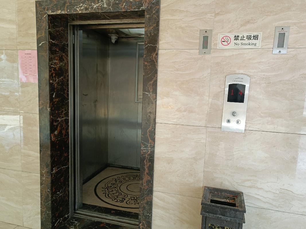 闲置厢式电梯2台转让公告