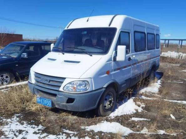 （蒙HE3930）依维柯牌NJ6552ERS6小型普通客车2.8L（内蒙古第九地质矿产勘查开发有限责任公司）