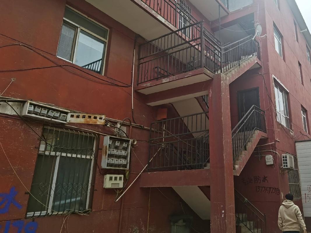 呼和浩特市新城蒙银村镇银行股份有限公司持有的和林格尔县盛乐园区一农场（三铺村）锦华庭苑二期展销中心1至2层、3至4层及中国农业银行上第二层的三处房产