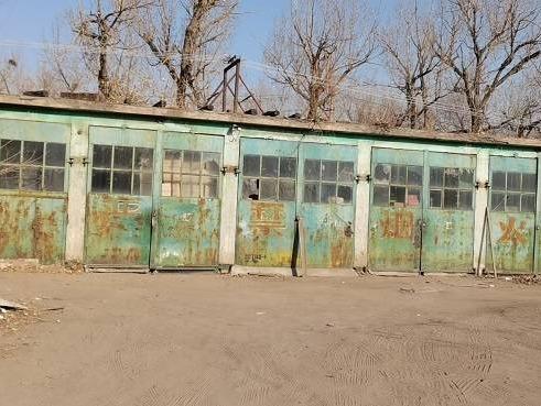 包钢西创建设公司包头市昆区南排道与友谊大街交叉口路南包钢选矿磁块厂北侧隔壁修理间（2）招租（年租金底价：15000元，租期：1年）二次公告