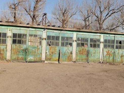 包钢西创建设公司包头市昆区南排道与友谊大街交叉口路南包钢选矿磁块厂北侧隔壁修理间（2）招租（年租金底价：15000元，租期：1年）二次公告