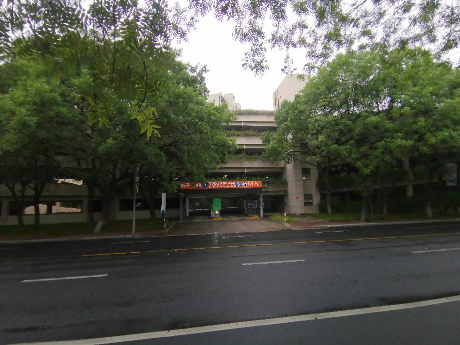 龙控集团停车楼顶楼招租公告