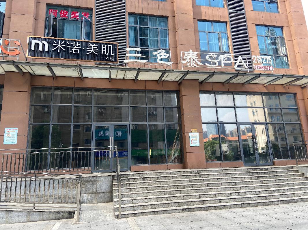 郴州市鑫沙苑郴中心一层4个门面出租