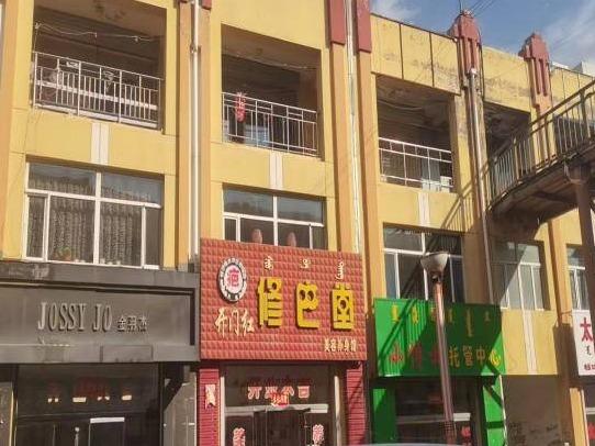 四子王旗农村信用合作联社持有的四子王旗乌兰花镇新华街新甲第广场中段7号商铺（标的物所在楼层为三楼）房产项目
