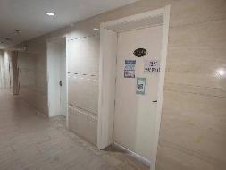 鄂尔多斯市融资担保有限公司持有鄂尔多斯市东胜区校园路2号街坊凤凰新城6号18层1804