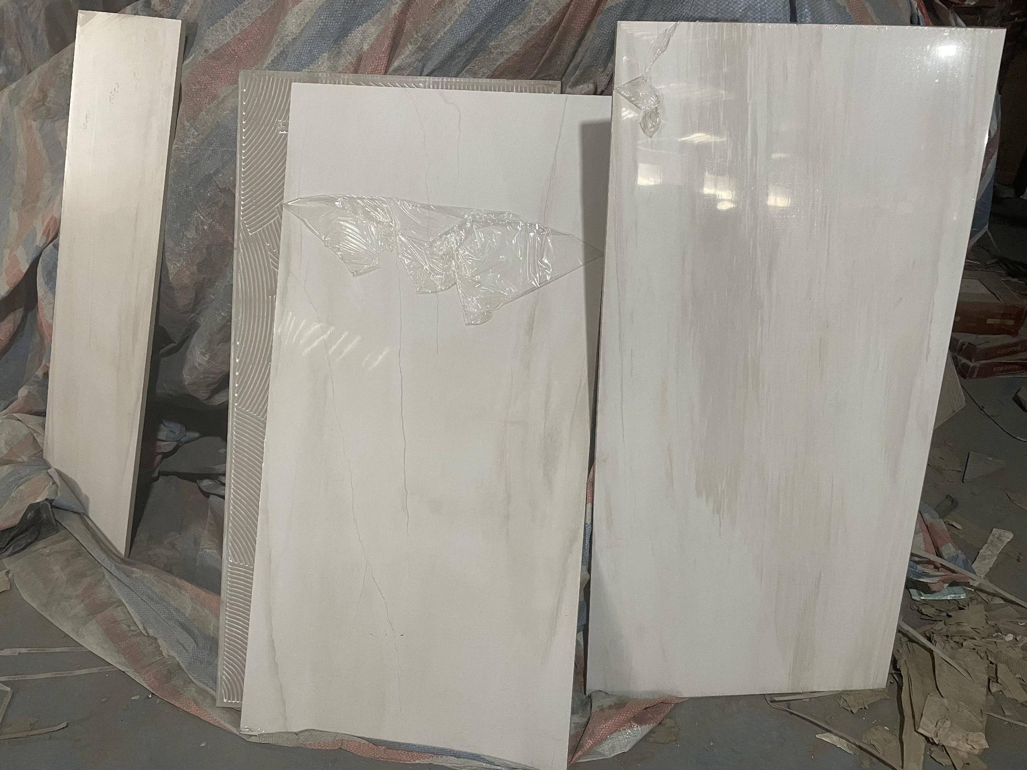 打包清仓：一批道格拉斯品牌瓷砖50片转让公告