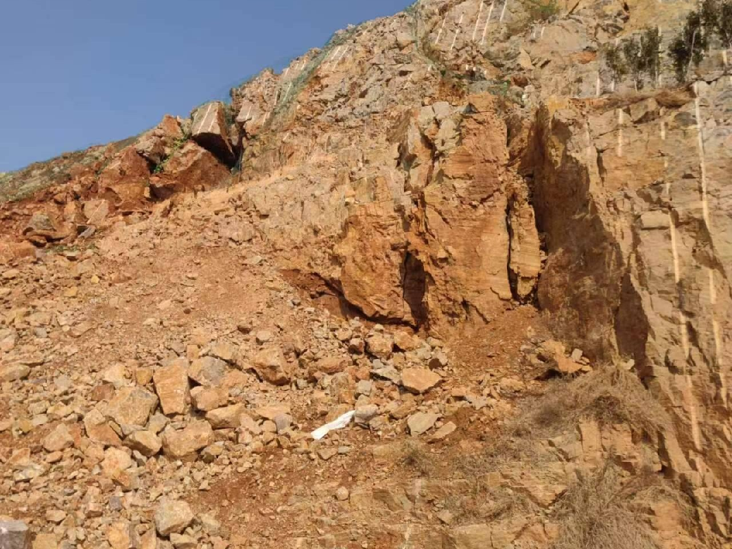 徐州市铜山区杨山建筑石料用灰岩矿F2断层塌方区地质灾害治理余量土石料转让公告(国资监测编号GR2023JS4001116)