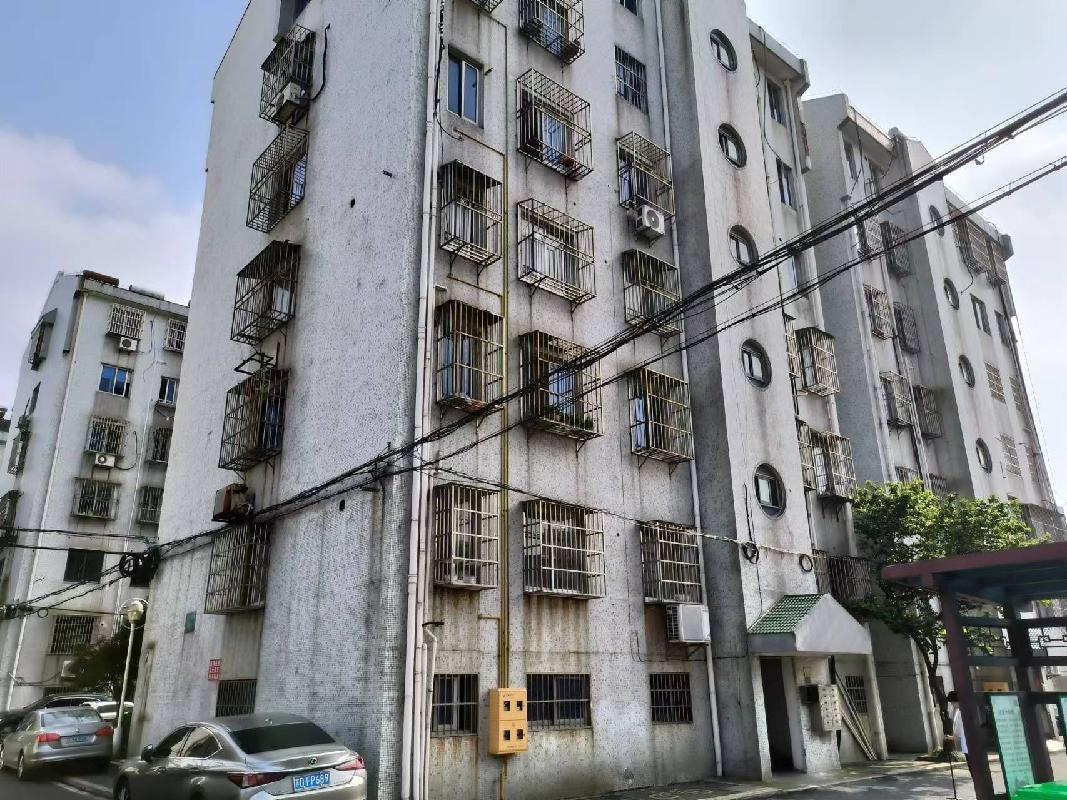 溧阳市溧城镇金厦花园6幢1单元402室房产转让公告