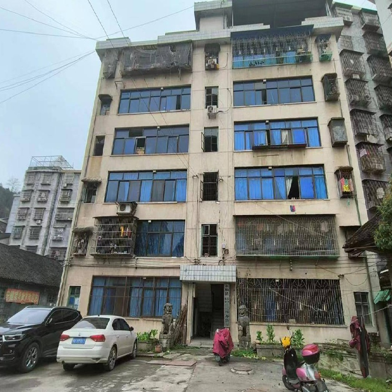 湘西自治州永顺县灵溪镇河西街的土地使用权（含6项房屋建筑物）转让(国资监测编号GR2023HN1000058)