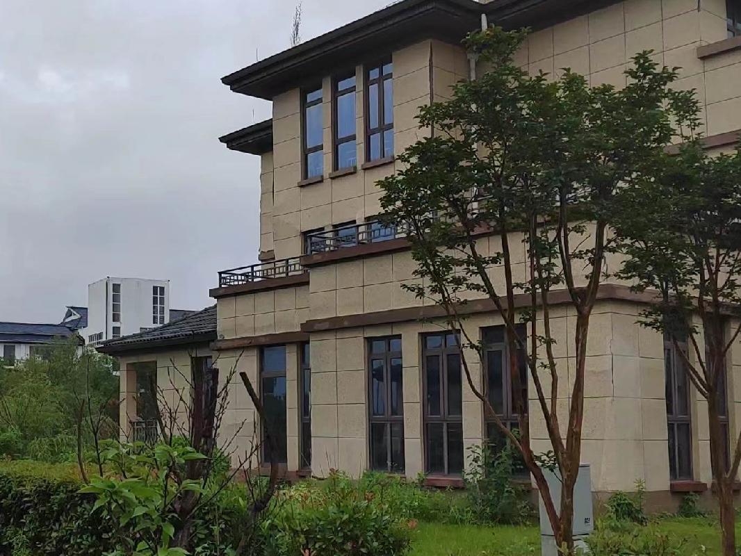 澜溪山庄一期酒店及附属配套、地下泵房、指挥中心、二期103套度假客房和一宗土地使用权