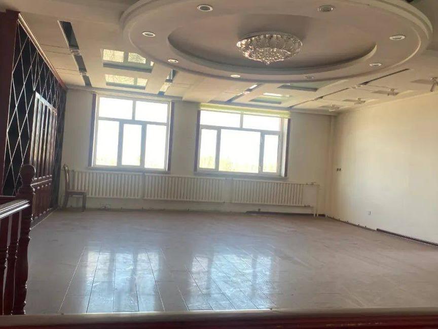 鄂温克族自治旗巴彦托海镇警苑家园1号楼1-01号门市