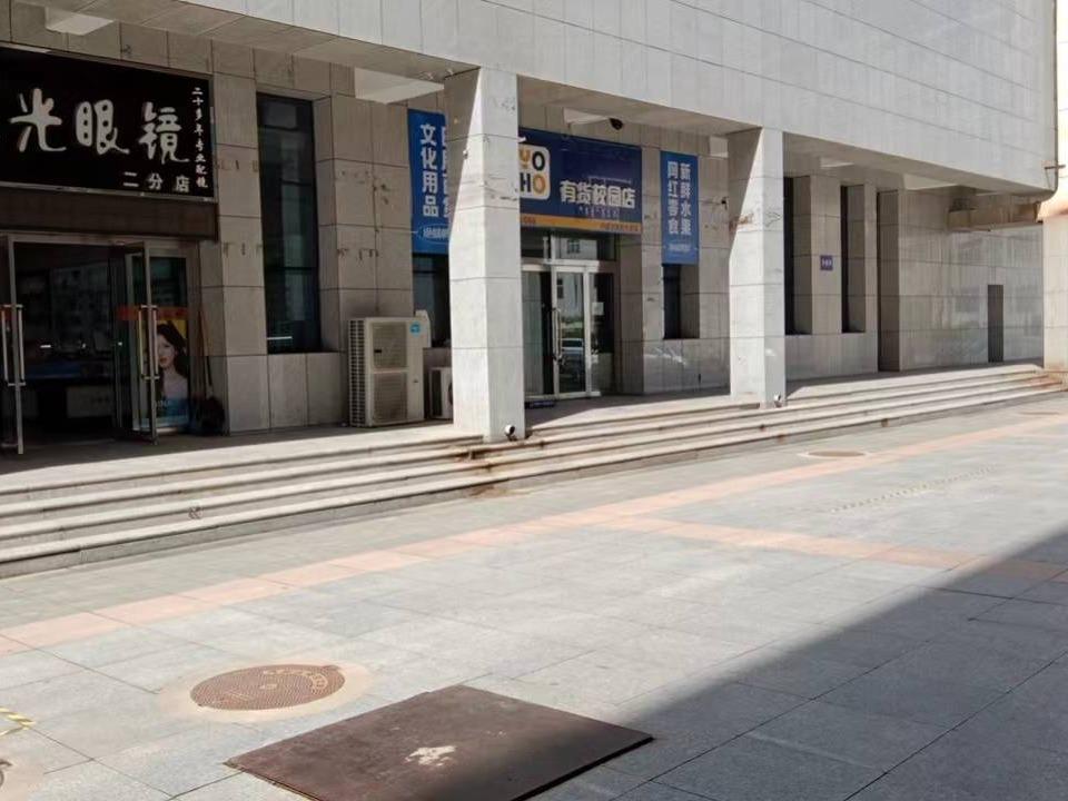 内蒙古财经大学西校区一中心附属楼东侧南数第5间（原有货校园店，年租金186200元，租期5年）