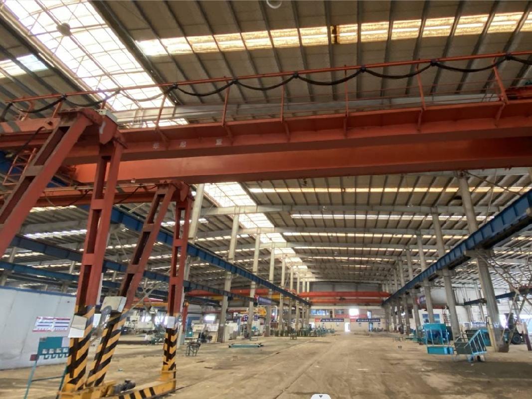 一批废旧机器设备