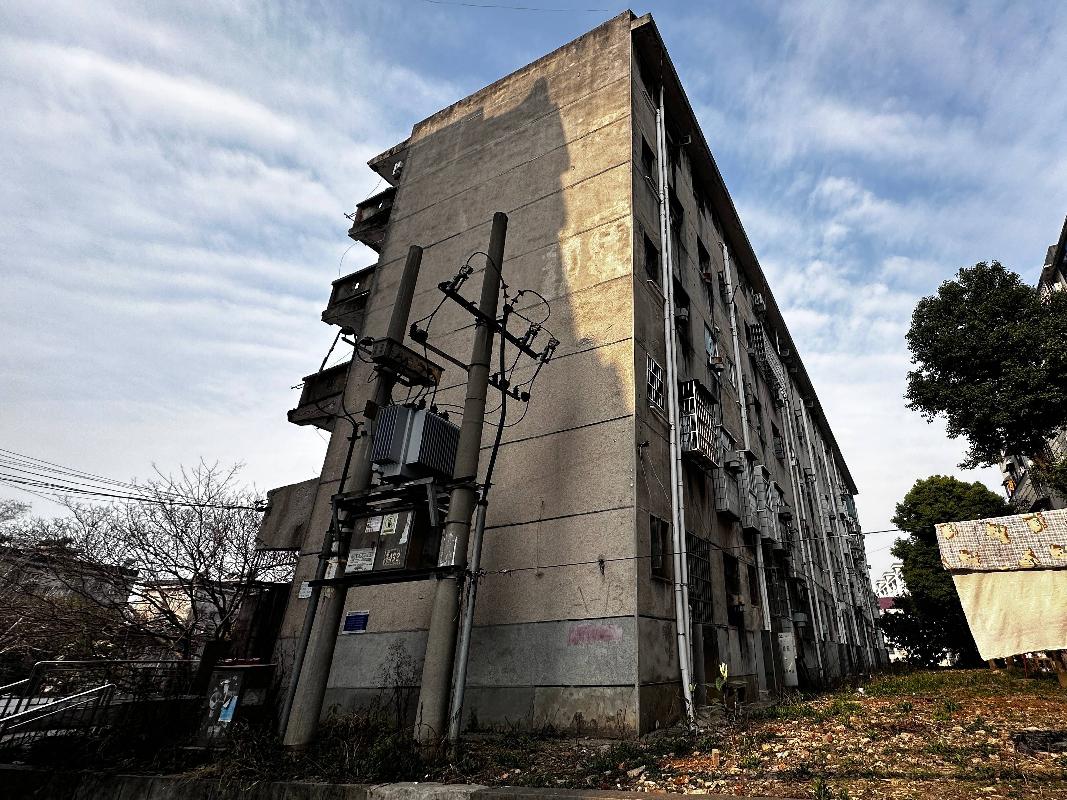 岳阳市岳阳楼区三五一七路岳阳楼小学东北侧三五一七工厂职工宿舍303(三次挂牌)(国资监测编号GR2023HN1001570-3)