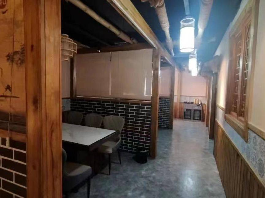 盛乐经济园区润宇建材城C1#楼103、303号整体出售