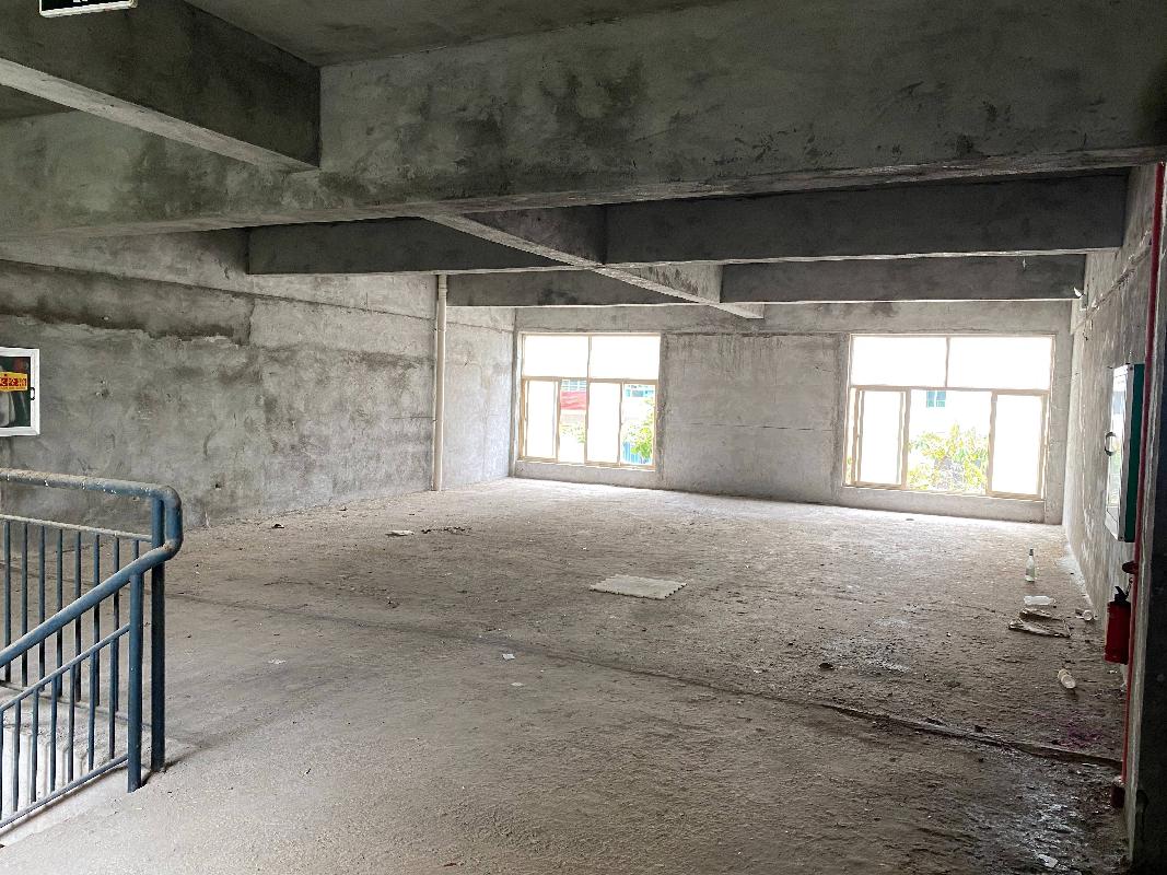 万宁市万城镇阳光小区4号楼6号和3号楼7号商铺房屋所有权及土地使用权分别公开转让