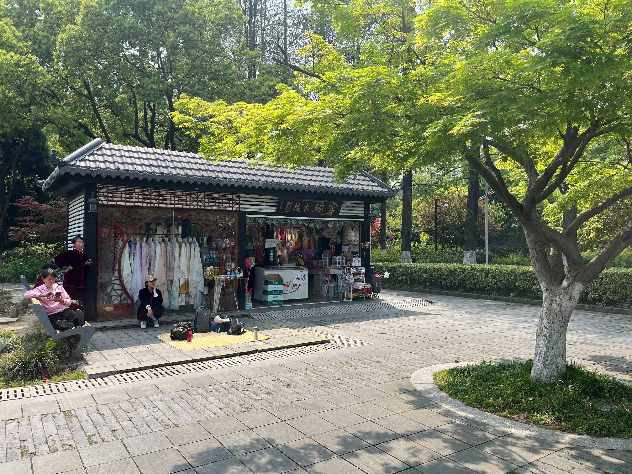 红梅公园月季园构筑物招租公告