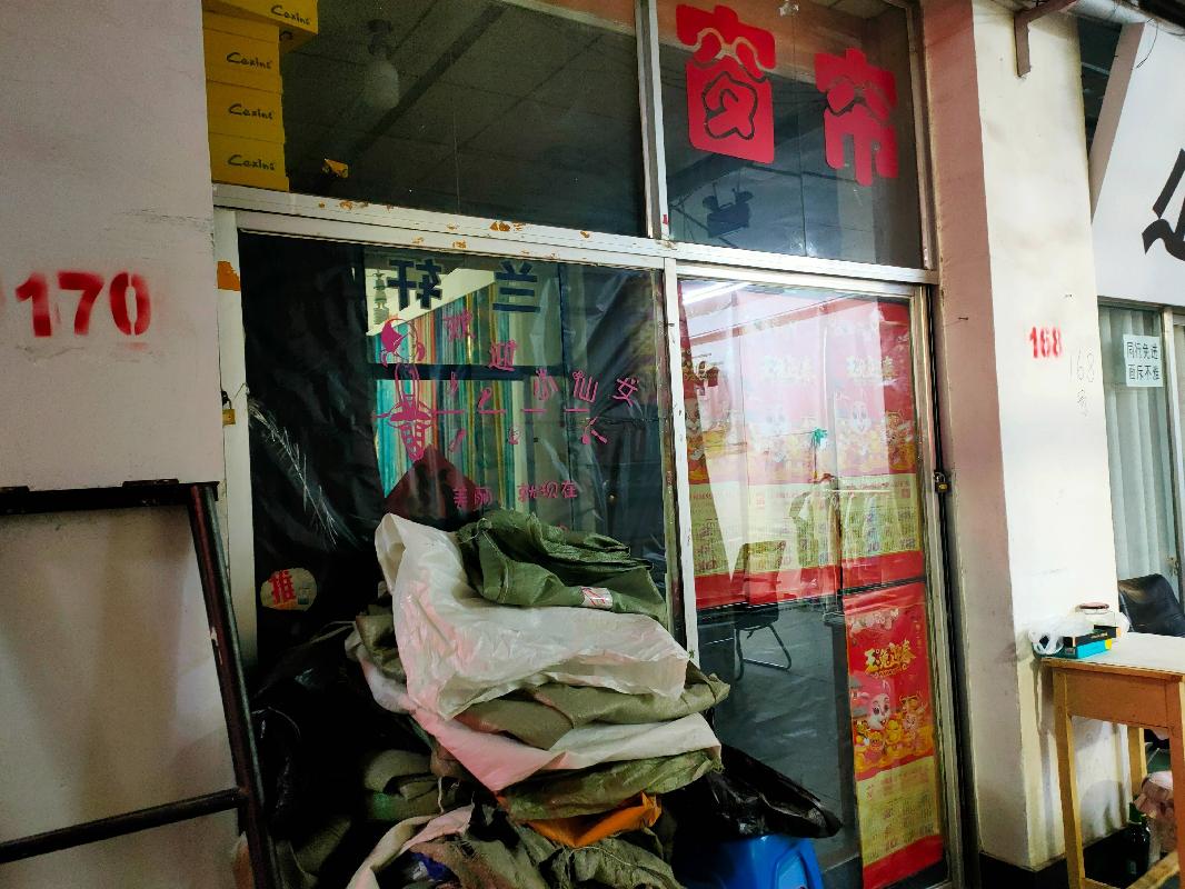 通辽市科尔沁区批发城鞋帽针纺楼170号商铺出租