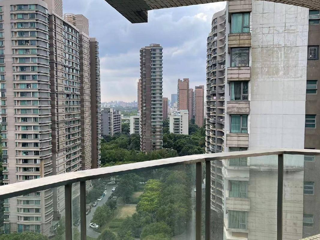 上海慧芝湖花园15号1902室等3套住宅及室内家具家电、负一层241#车位转让项目交易公告(二次挂牌)