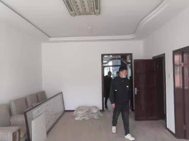 巴彦淖尔市巴镇东风管区五街坊高军商住楼3号105门店转让公告
