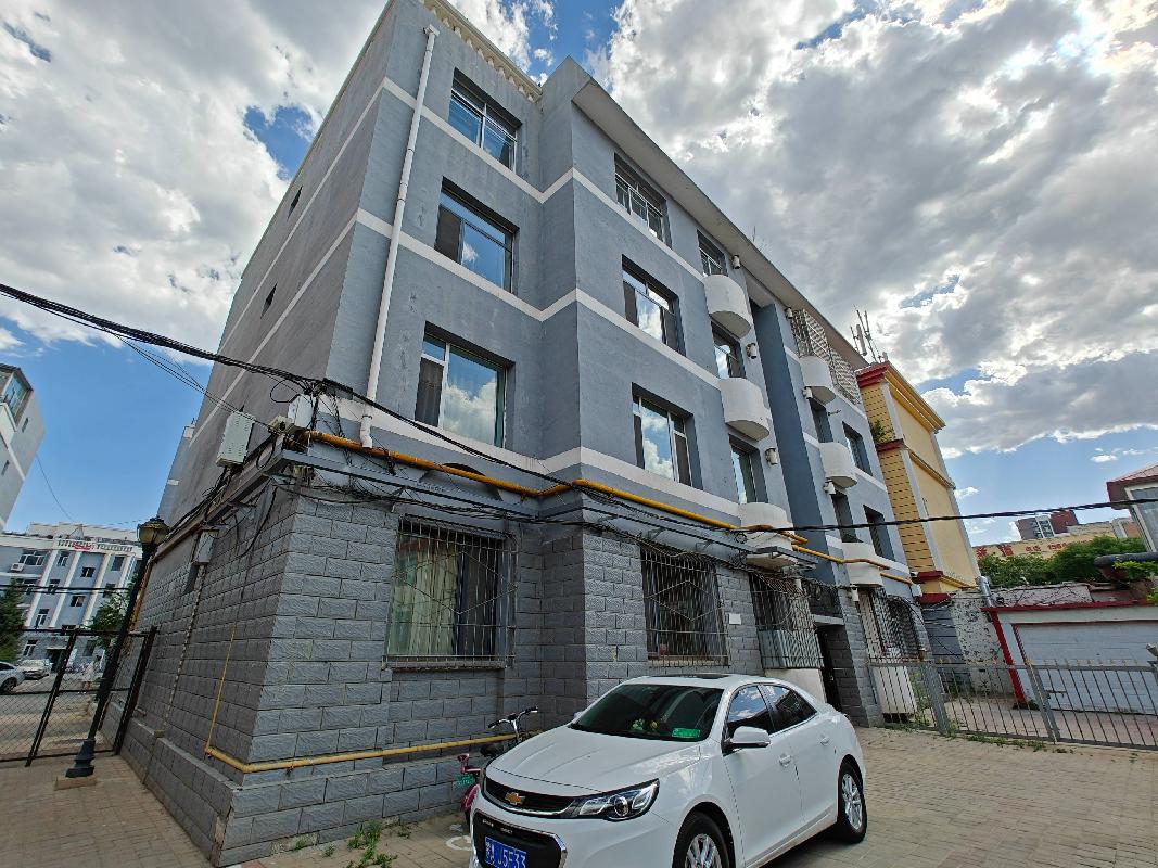 赛罕区乌兰察布东路艺苑公寓E楼4层东单元西户