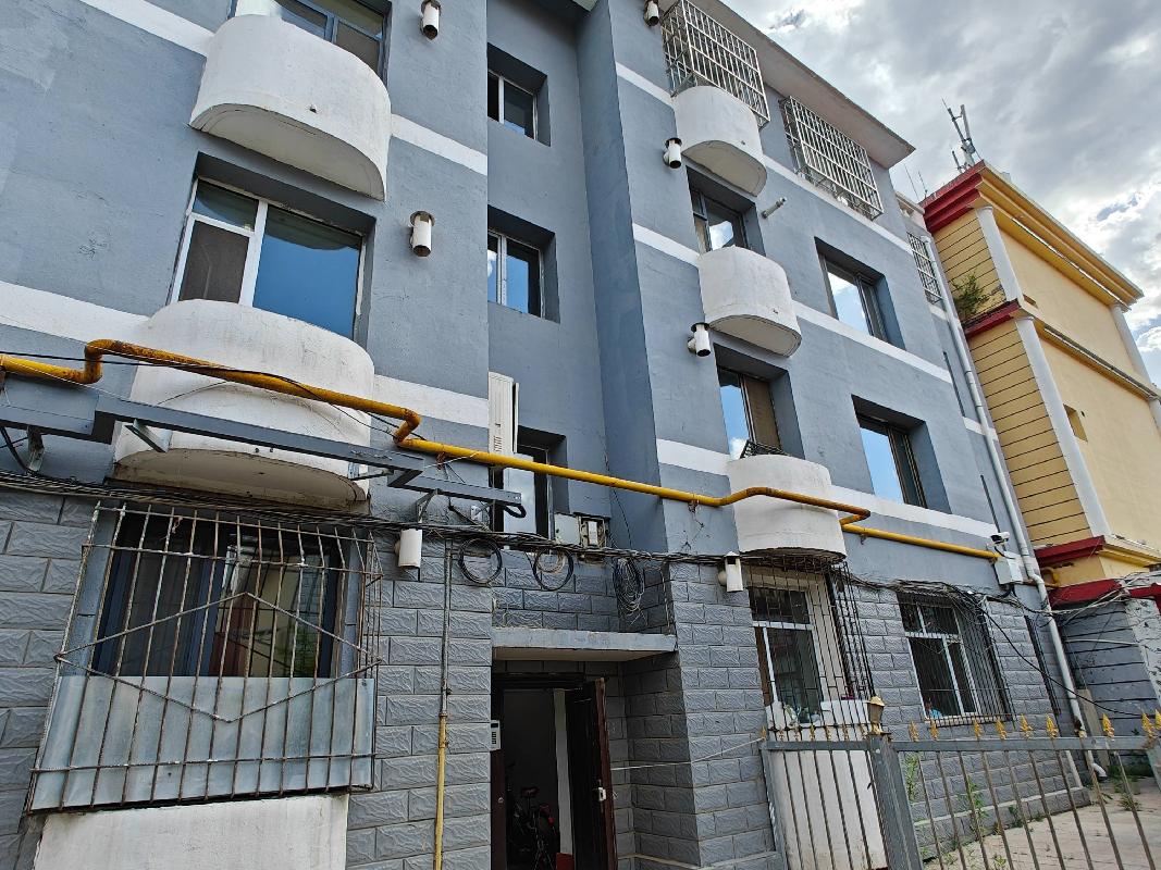 赛罕区乌兰察布东路艺苑公寓E楼4层东单元西户