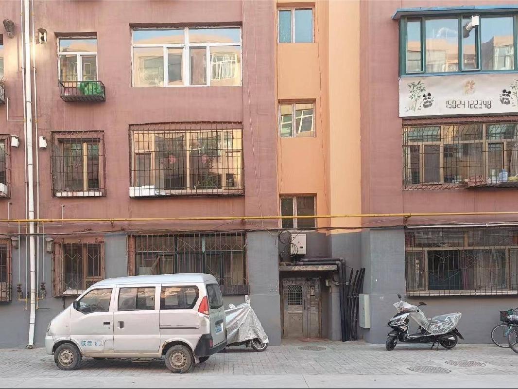 包头市东河区铁西四区12街3栋3单元1层25号房产转让项目(三次挂牌)