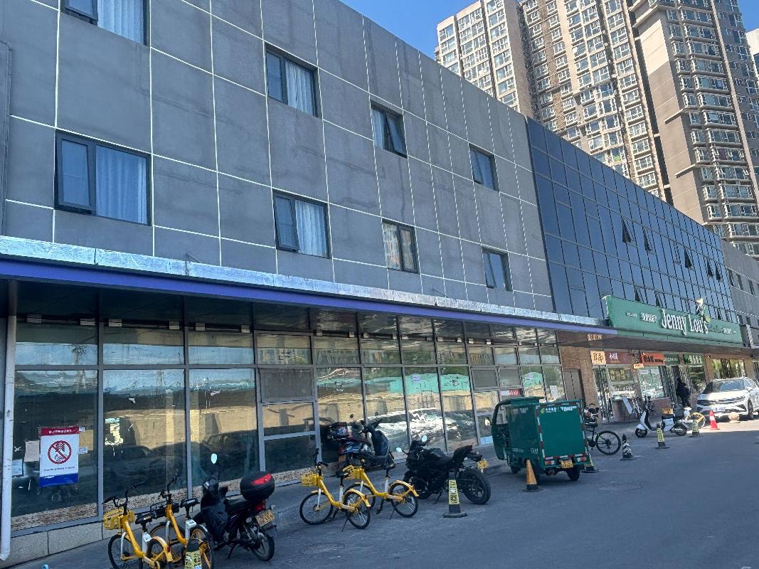 位于北京市朝阳区青年路西里3号院1层F1-09、1层F1-55、1层F1-56、3层F3-65、3层F3-66、3层F3-68、3层F3-69房产转让