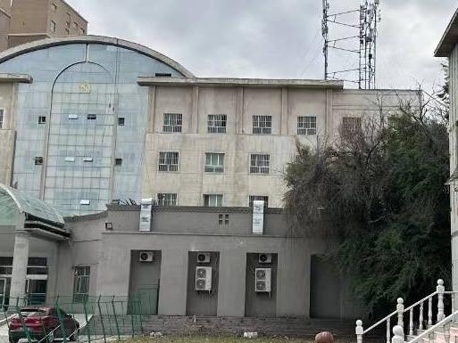 新源县肖尔布拉克街030号办公楼1-5层西侧（约为1743㎡）整体对外招租，租期三年