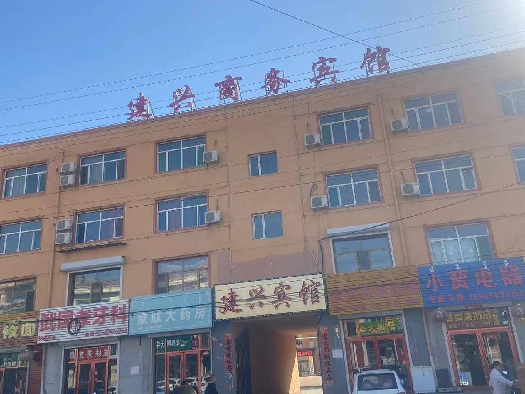 卓资县旗下营镇东街路南临街，建兴商务宾馆第四层