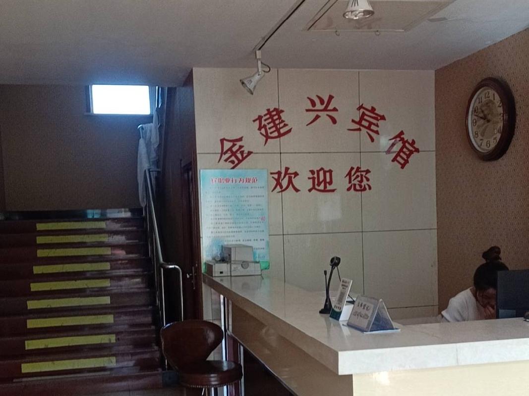 卓资县旗下营镇东街路南（临街）建新宾馆（第三层）