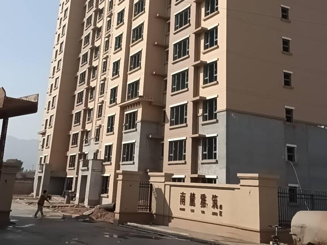 呼和浩特市回民区北二环路与阿拉善北路交汇处附近西北，南麓雅筑B5幢1单元3层303号住宅