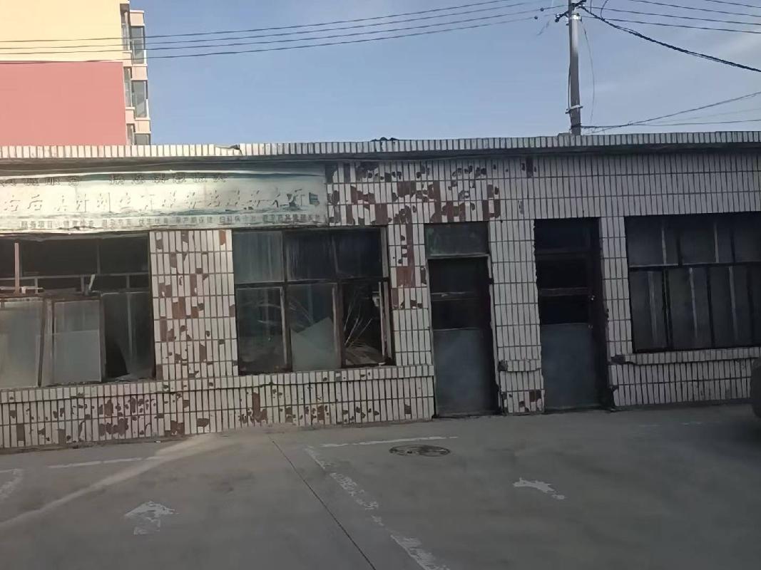 内蒙古自治区察右后旗白镇文卫路东南道口街北。察右后旗原财政局办公楼