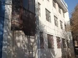 内蒙古自治区察右后旗白镇文卫路东南道口街北。察右后旗原财政局办公楼