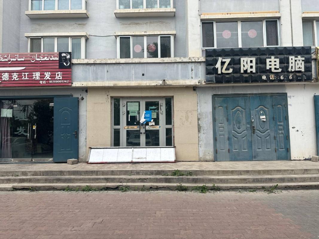 特克斯县阿热勒街四环外合和小区1号楼11室（约42.61㎡）房产商铺对外转让(四次挂牌)