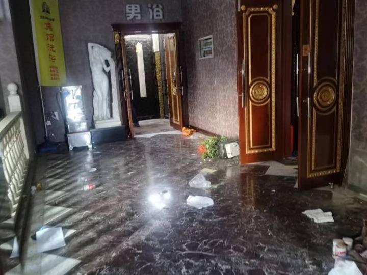 呼伦贝尔市牙克石市新工办事处兴安中街原北方商场商业（云顶商务会馆）
