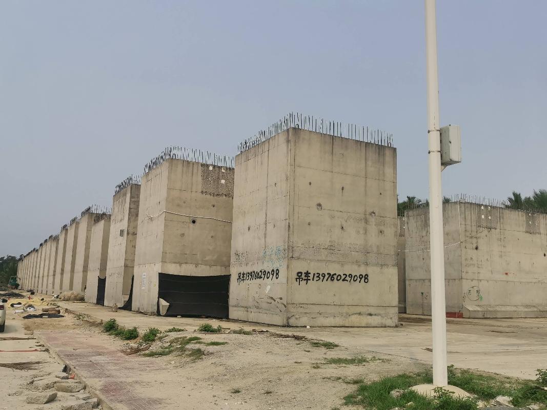 琼海维权执法基地维修改造项目已形成的扭王字块、沉箱及场地供电设施分别转让