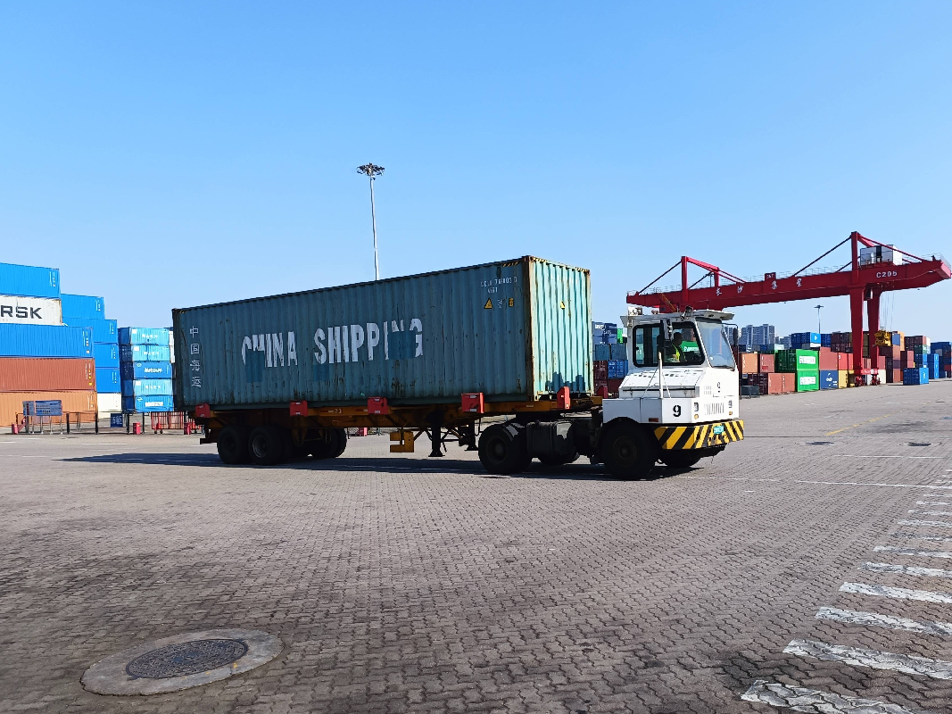 一批豪威牌低速牵引车、40英尺两轴码头拖板车(国资监测编号GR2024HN1000854)