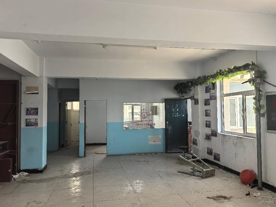 锡林浩特市宝办宝力根社区荣华苑A2号楼1单元301室、401室、A2-5号库、A2-6号库打包转让